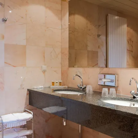 מלון Fletcher Stadshotel 4*